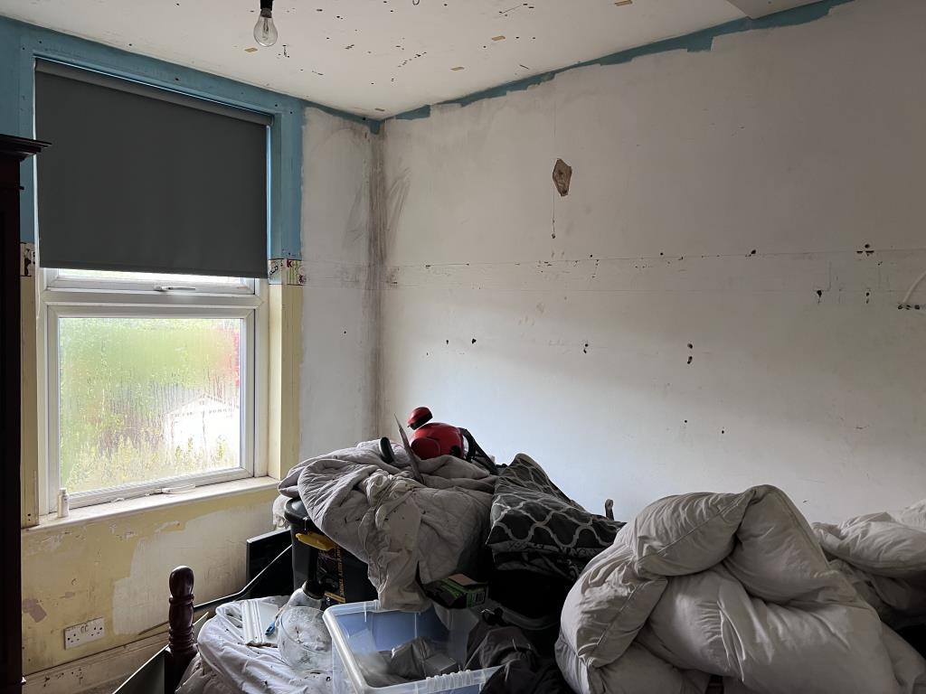 Lot: 84 - THREE-BEDROOM HOUSE IN NEED OF IMPROVEMENT - Bedroom three